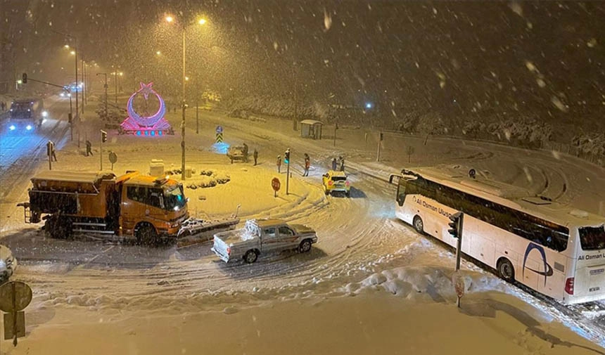 Karadeniz Sahil Yolu'nda kaza: 2 tır çarpıştı, Trabzon-Giresun güzergahı ulaşıma kapandı