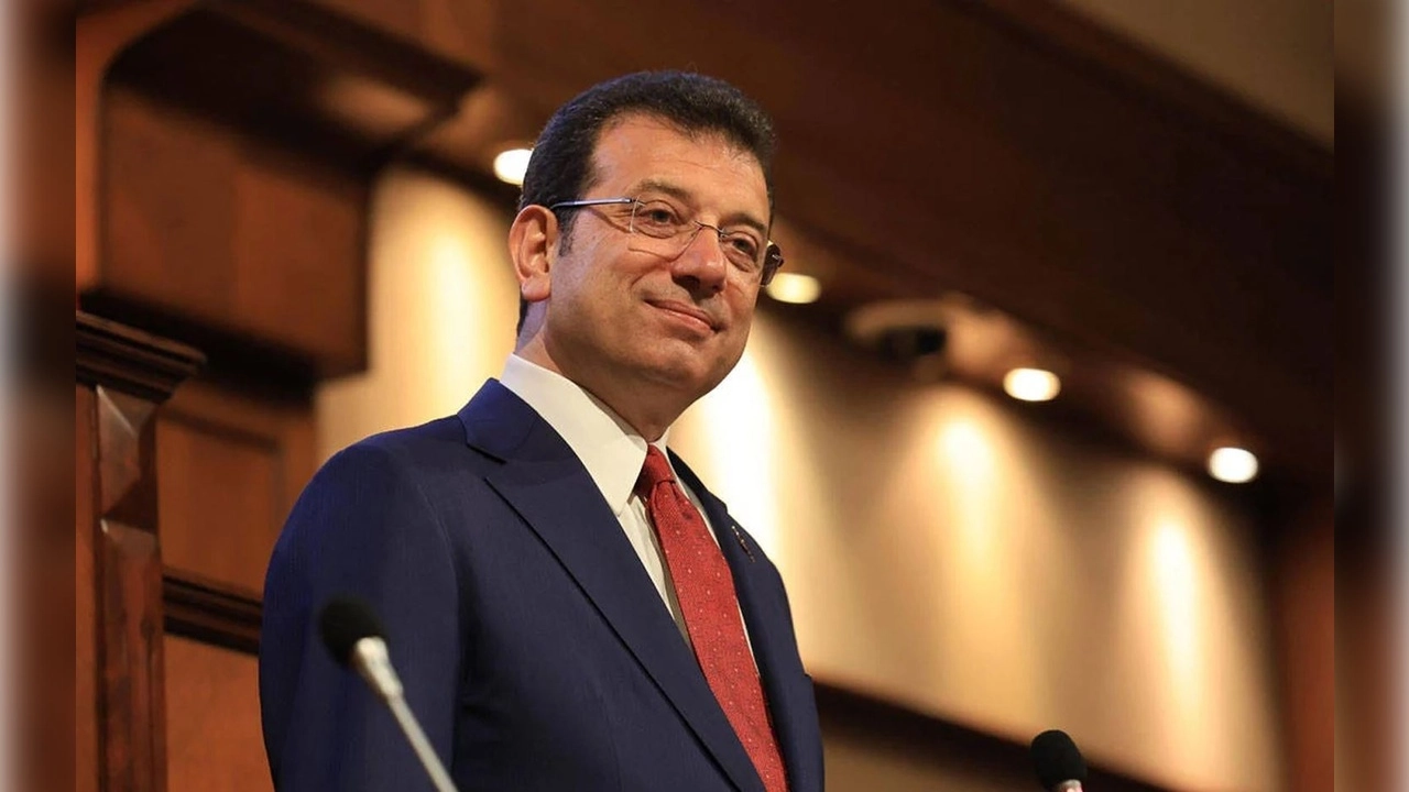 Hakaret davasıyla yargılanan Ekrem İmamoğlu'na beraat haberinin görseli