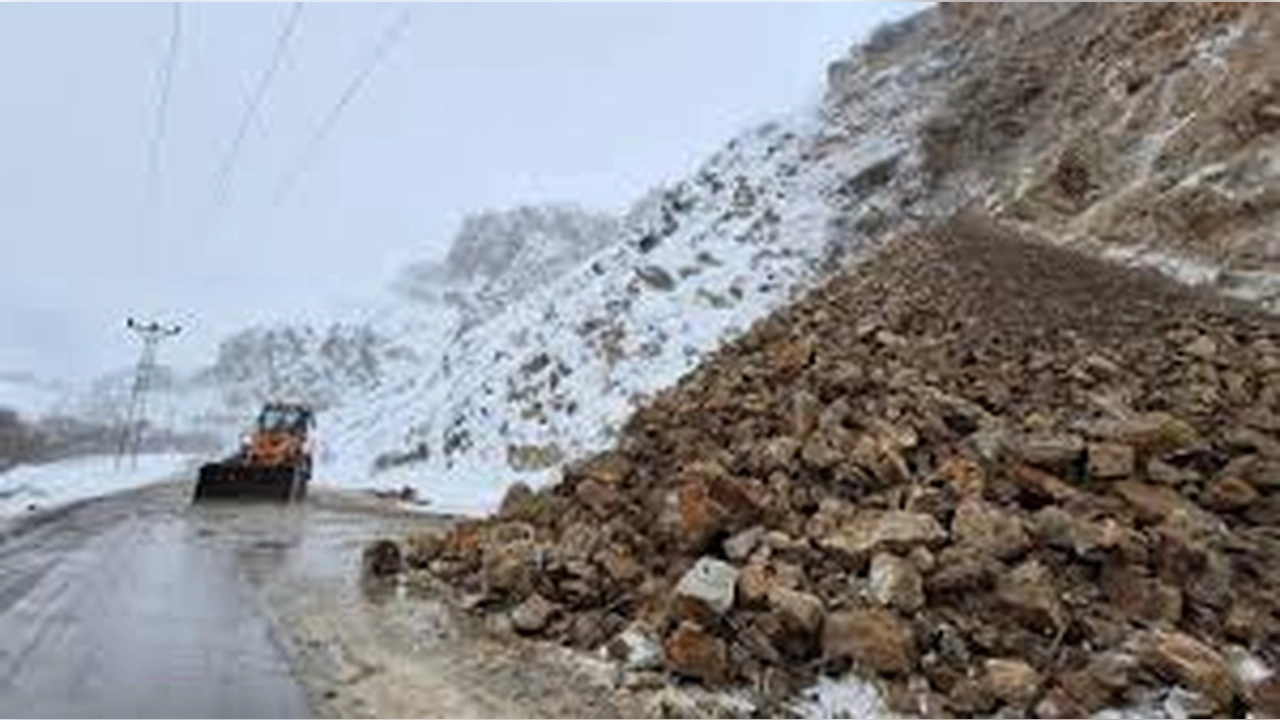Tunceli’de heyelan: Devasa kaya parçaları yolu kapattı haberinin görseli