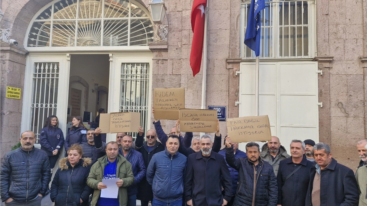 İZBETON emeklileri Büyükşehir önünde toplandı: Bizi görmezden gelerek hukuk çiğneniyor