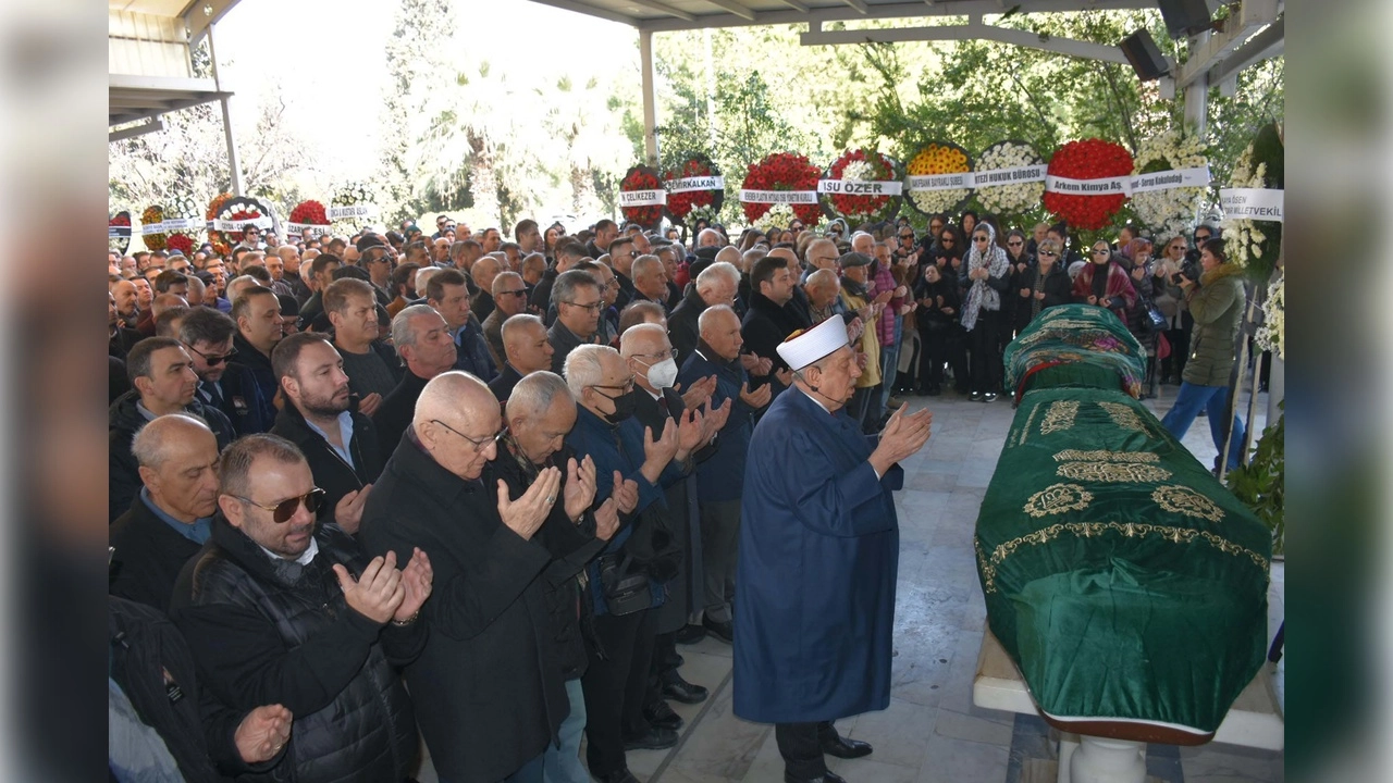 Karşıyaka'da kazada hayatını kaybeden iş insanı ile eşi, son yolculuğuna uğurlandı