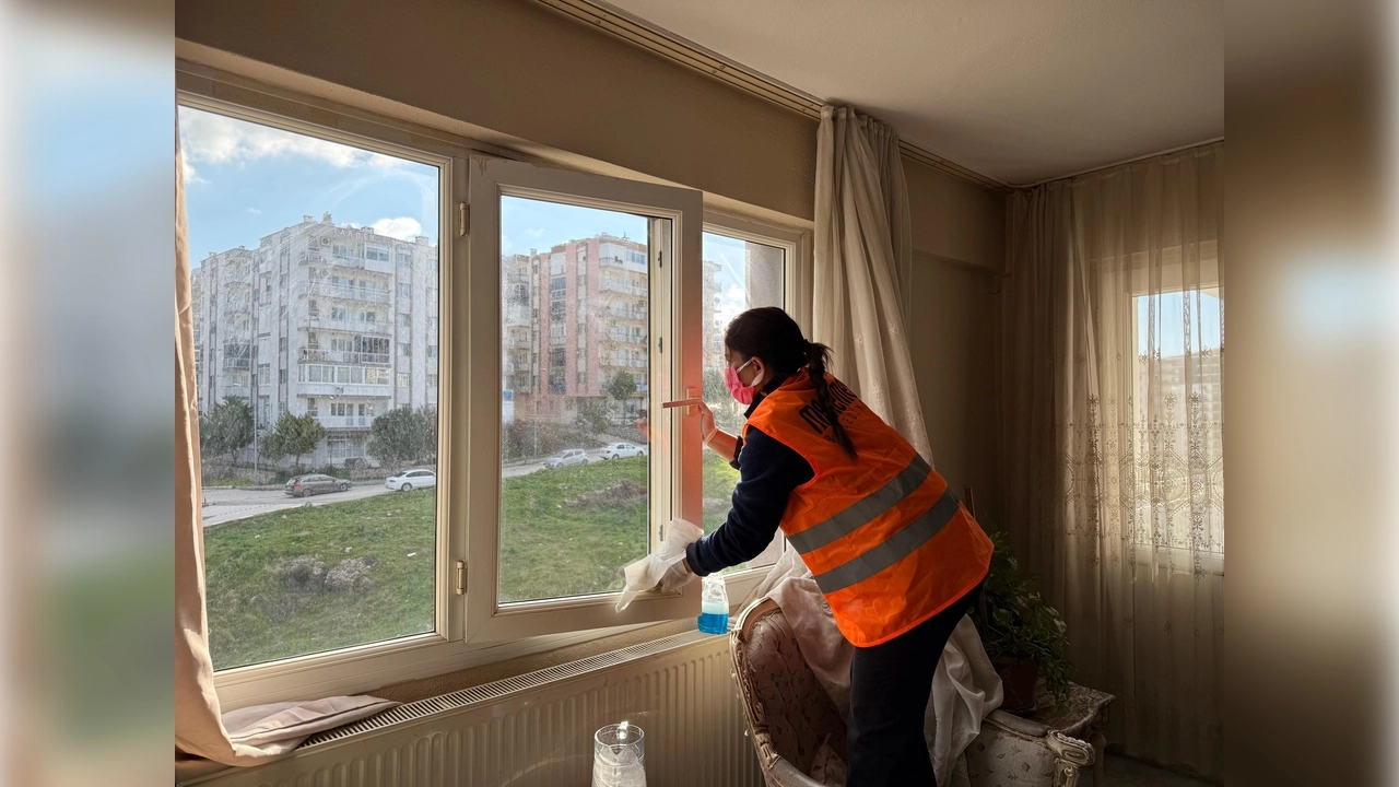 Menemen’de ulu çınarlar için temizlik hizmeti: Bugüne kadar yalnız bırakmadık