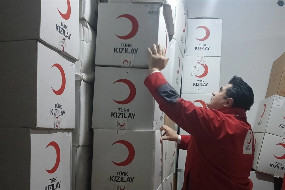 Türk Kızılay Karabağlar Şubesi, ihtiyaç sahiplerine ramazan kolisi ulaştırıyor