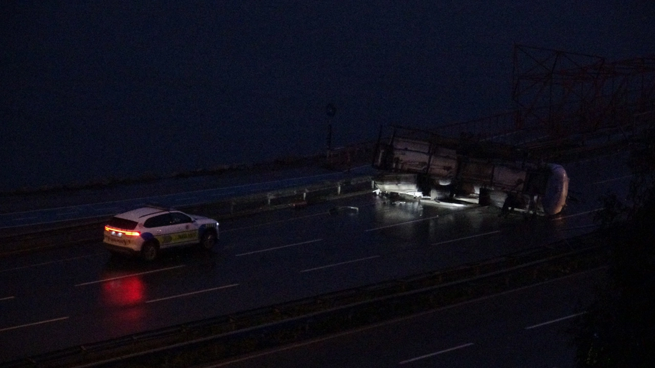 İzmir haber: Mazot yüklü tanker taksiye çarptı, 1 kişi yaralandı