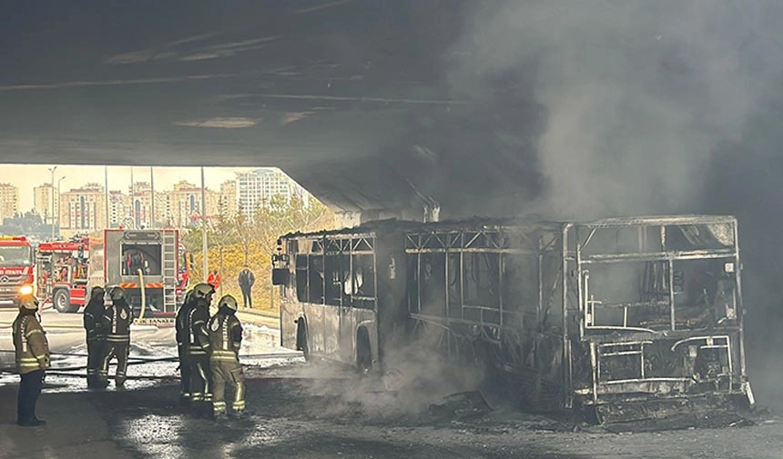 Seyir halindeki İETT otobüsü cayır cayır yandı