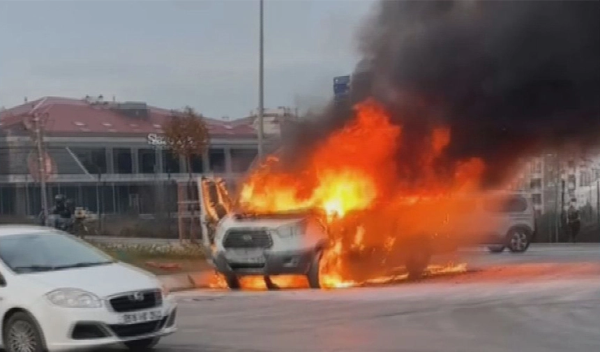 Seyir halindeki servis minibüsü alev alev yandı