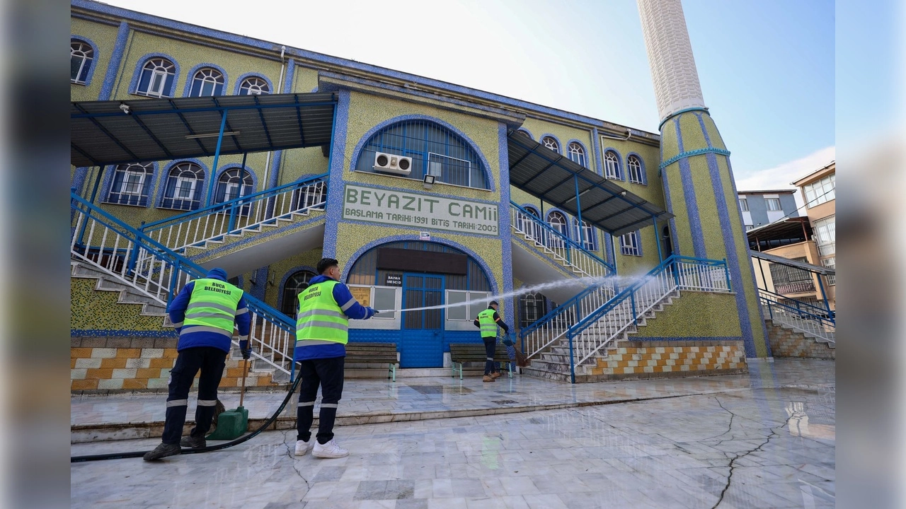 Buca’da Ramazan temizliği: Camiler ibadete hazır