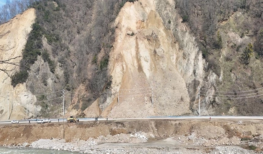 Düzce'de heyelan yolu kapattı