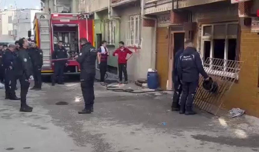 3 katlı binada korkutan yangın: 4 kişi hastanelik oldu