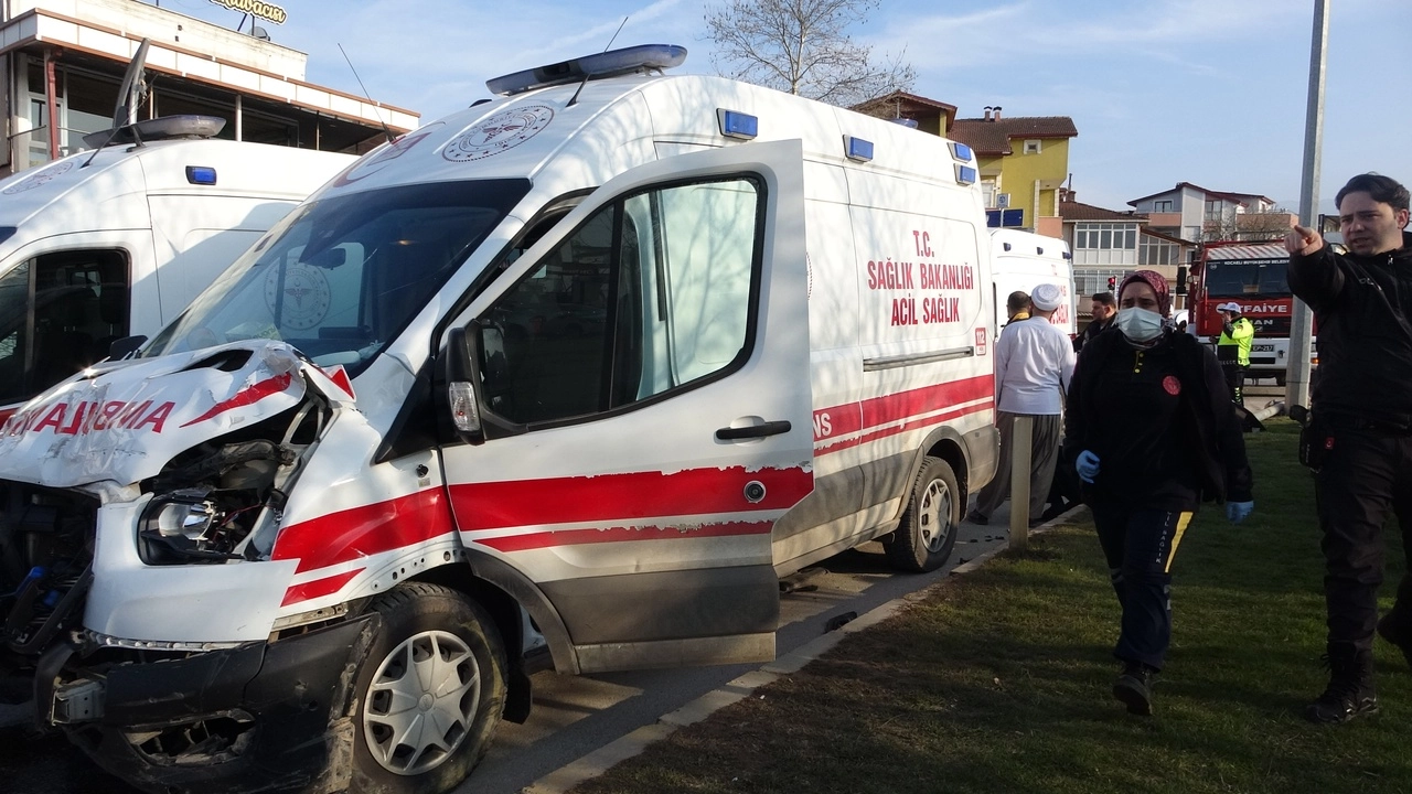 Ağır yaralı kadını taşıyordu: Ambulans hafif ticari araçla çarpıştı