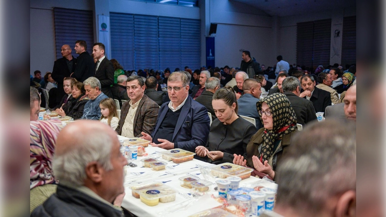 Başkan Tugay ilk orucu Ödemişlilerle açtı: Allah türlü felaketten insanlarımızı korusun