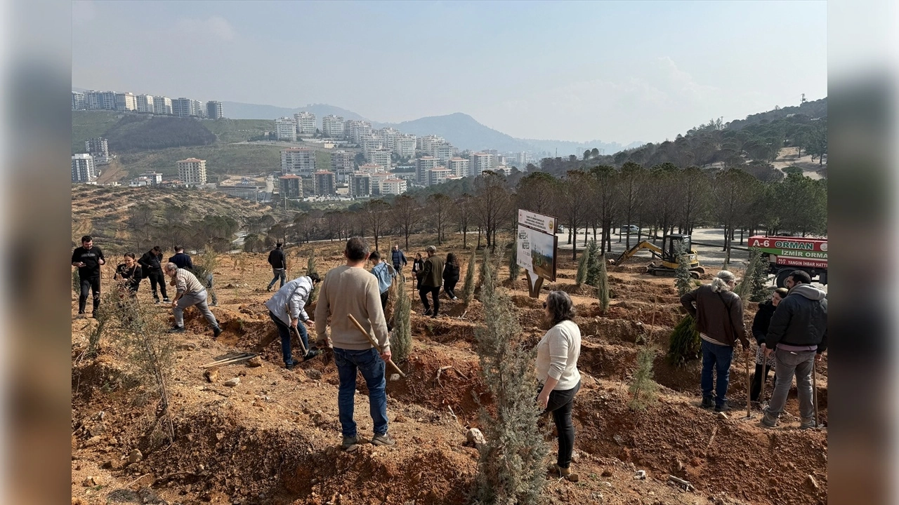 İzmir'de depremde hayatını kaybedenler için fidan dikildi