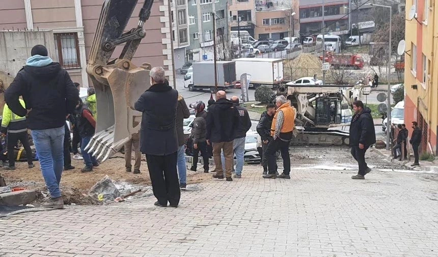 Kazık makinesinin halatı koptu: 3 araca çarptı!