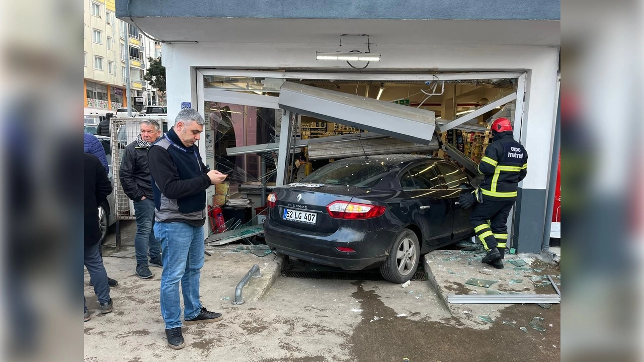 Otomobil markete daldı: 3 kişi yaralandı