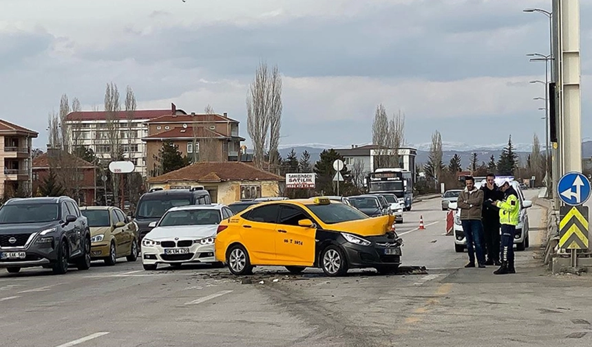 Ankara'da taksinin karıştığı kazada 5 kişi yaralandı