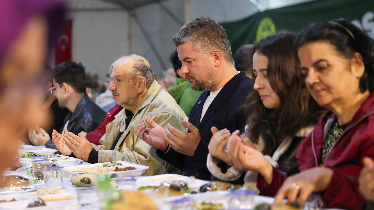 Bucalılar iftar sofrasında buluştu haberinin görseli