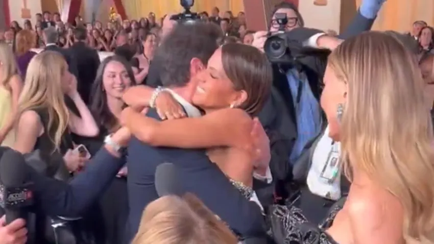 97. Oscar töreninde Oscarlık hareket! Karısının yanında ünlü oyuncuyu öptü haberinin görseli