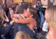 97. Oscar töreninde Oscarlık hareket! Karısının yanında ünlü oyuncuyu öptü