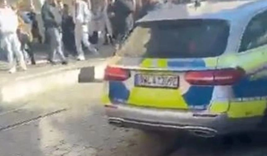 Araç kalabalığın arasına daldı: Çok sayıda yaralı ve ölü var