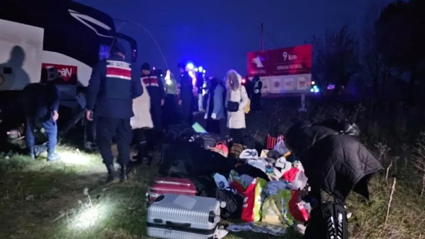 Çanakkale’de tur otobüsü yoldan çıktı: Çok sayıda yaralı var haberinin görseli