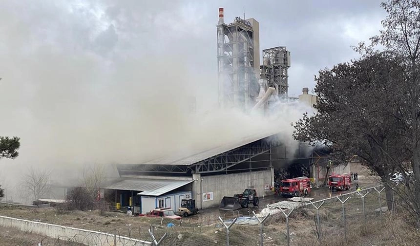 Çimento fabrikasında büyük yangın! haberinin görseli