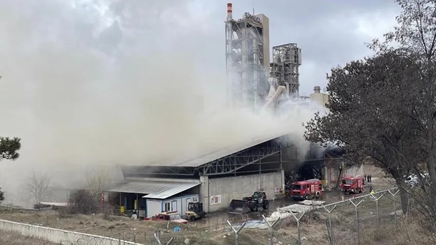 Çimento fabrikasında büyük yangın! haberinin görseli