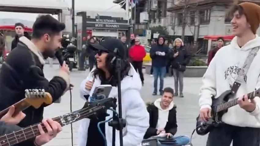 Fatma Turgut’tan sokak müzisyenlerine tatlı sürpriz: Ekrem İmamoğlu yeniden paylaştı haberinin görseli
