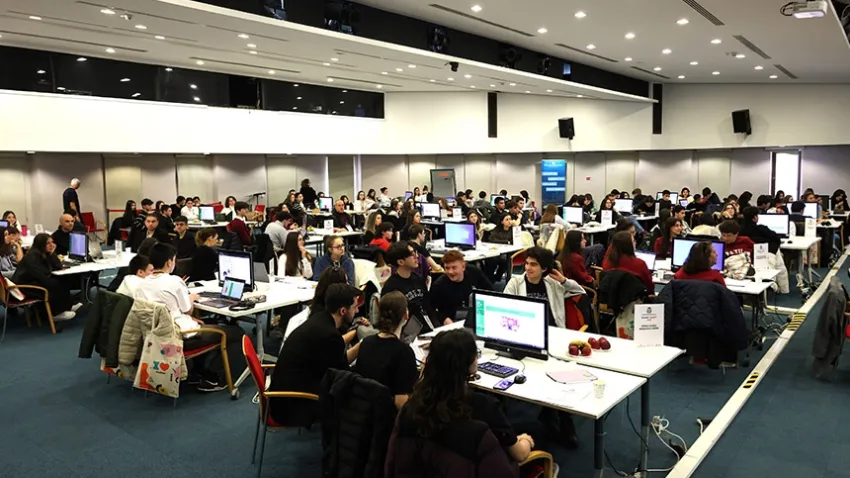 İEÜ’de ‘Brand Craft’ buluşması: Genç yetenekler en iyi kampanyayı tasarlamak için yarıştı haberinin görseli