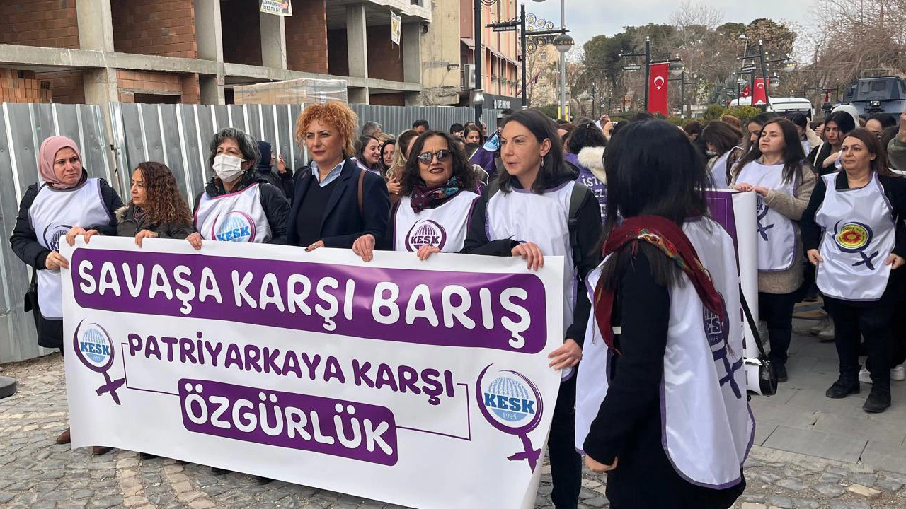 KESK Kadın Meclisi’nden barış zinciri haberinin görseli