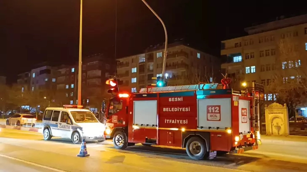 Kırmızı ışıkta bekleyen arabaya çarptı: 8 kişi yaralandı haberinin görseli