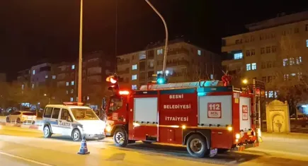 Kırmızı ışıkta bekleyen arabaya çarptı: 8 kişi yaralandı