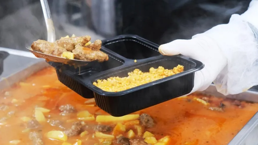 Konak’ta sıcak yemek dağıtımı devam ediyor