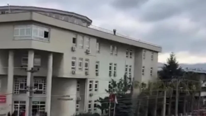Kucağında çocuğu ile intihara kalkıştı! haberinin görseli
