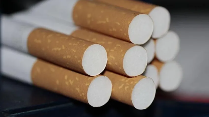 Mart kapıdan baktırır, sigaraya zam yaktırır!