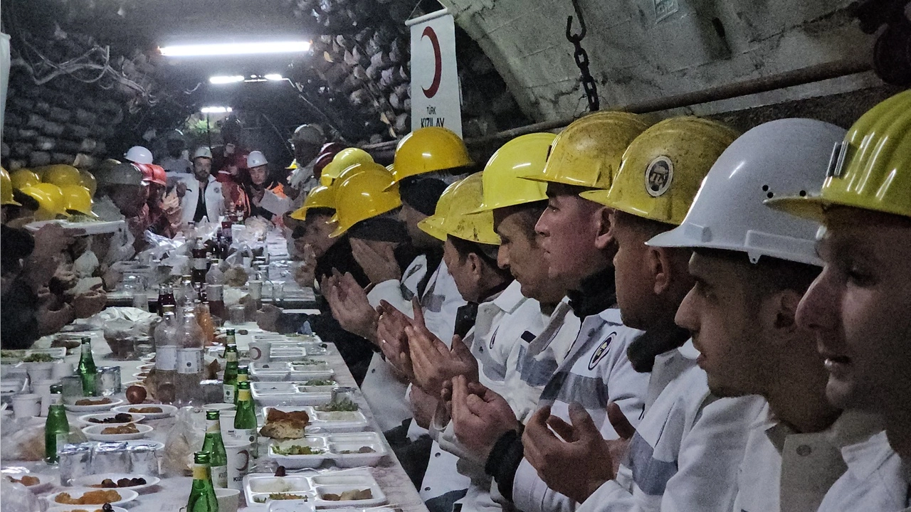 Şükrü Can madencilerle bir araya geldi: Yer altında olmak farklı bir his haberinin görseli