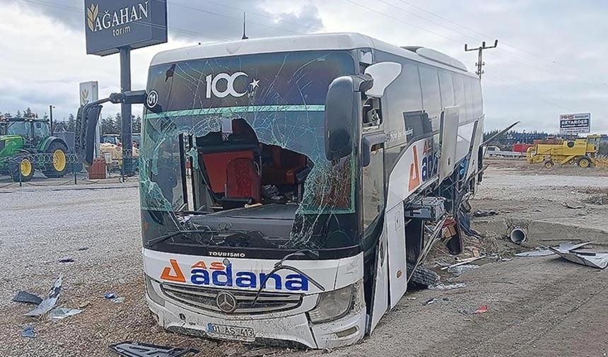 Yolcu otobüsü bariyere çarptı: Çok sayıda yaralı var! haberinin görseli