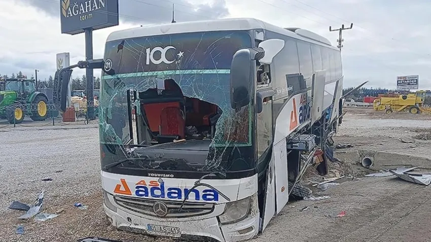 Yolcu otobüsü bariyere çarptı: Çok sayıda yaralı var! haberinin görseli