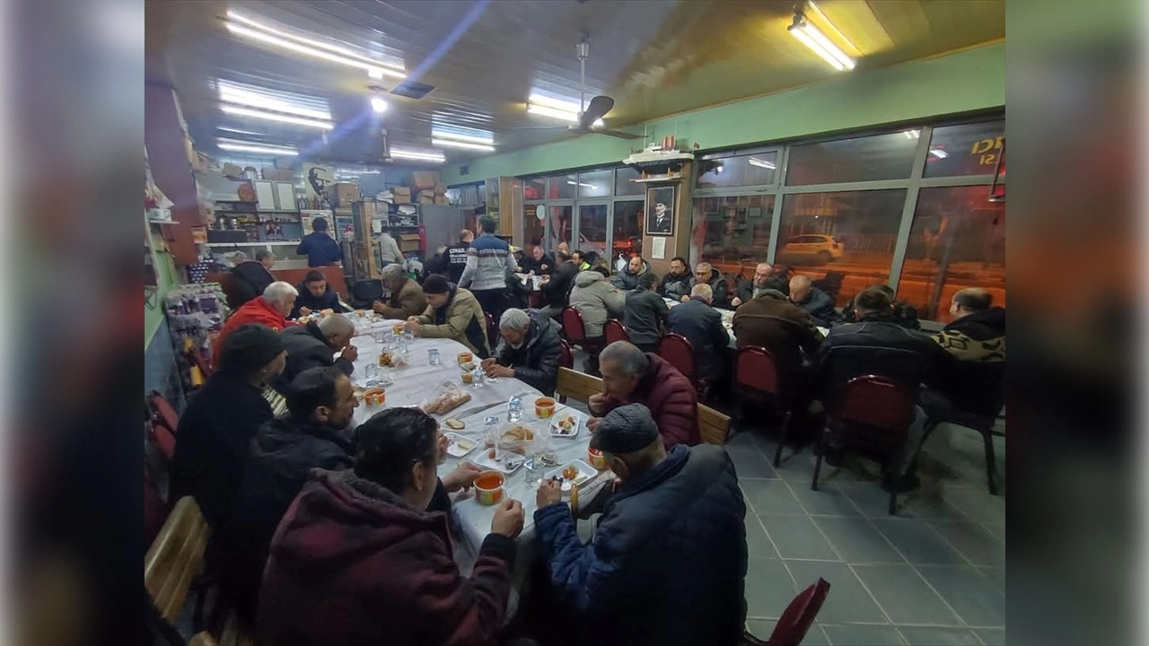 İzmir'de kahvehanede yıllardır süren sahur geleneği