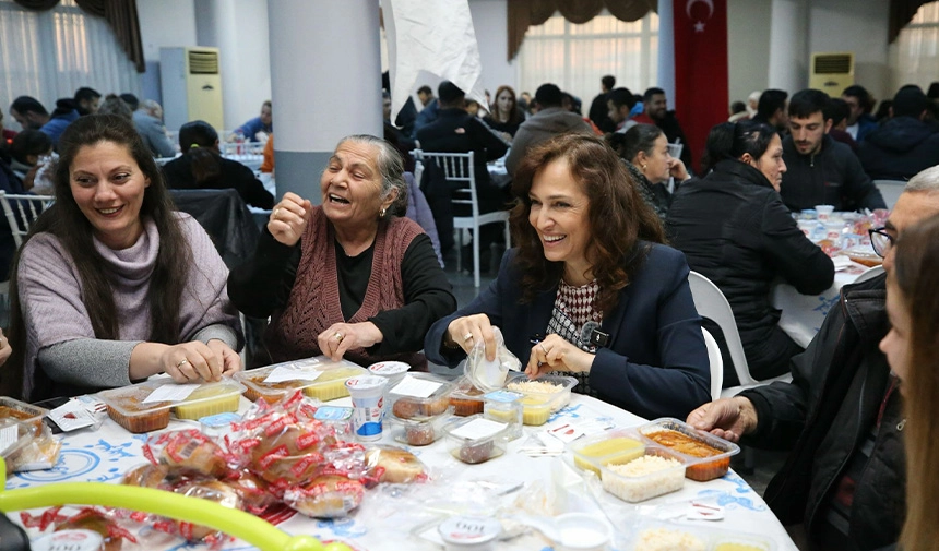 Karşıyaka’da vatandaşlar iftar sofrasında buluştu