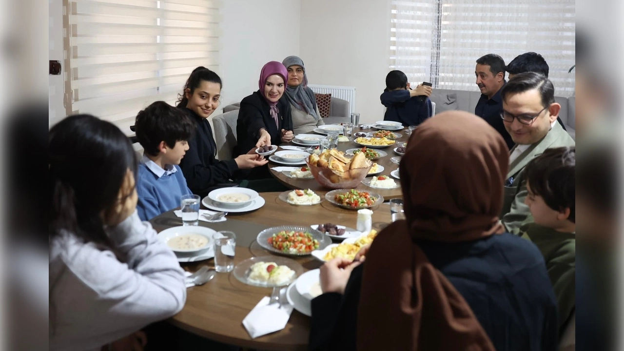 Bakan Göktaş depremzede aileyi ziyaret etti 