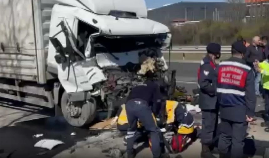 Kamyon, park halindeki TIR'a çarptı