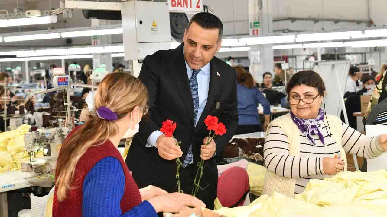 Başkan Yıldız'dan, işçi kadınlara gül sürprizi