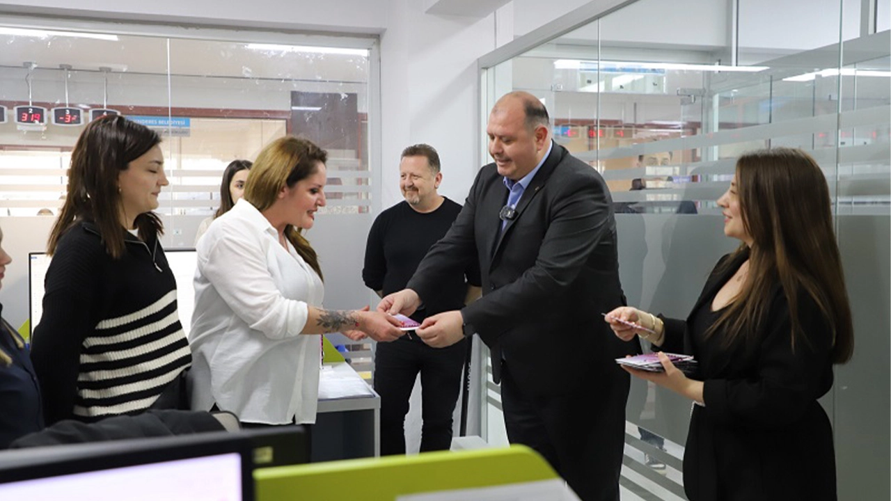 Başkan Çiçek’ten kadın personele marteniçka bilekliği haberinin görseli