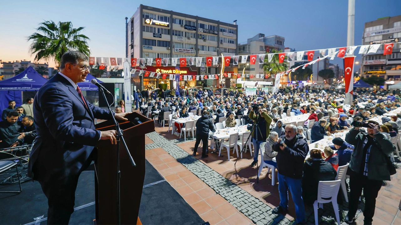 Başkan Tugay'dan iftar sofrasında dayanışma mesajı