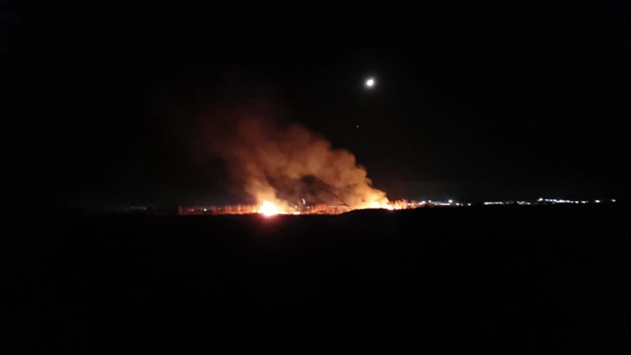 Hatay'da sazlık alandan alevler yükseldi