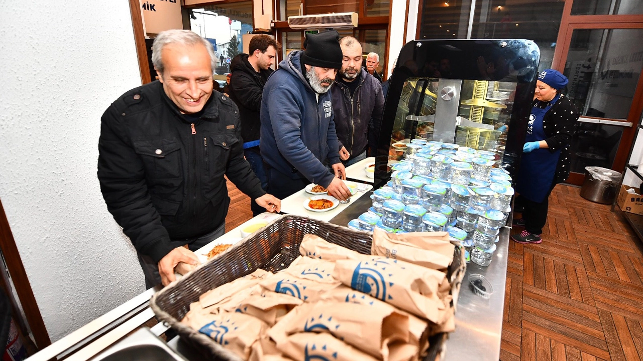 İzmir’de ramazan dayanışması: Kent Lokantaları’nda iftar yemekleri ücretsiz dağıtılıyor