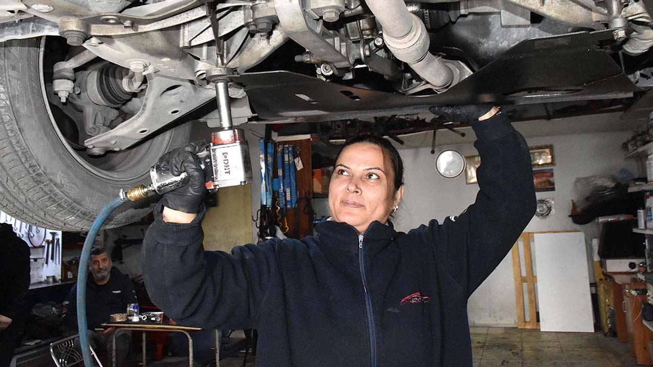 Kadın tamirciler 'erkek işi' mesleklerinde usta oldu