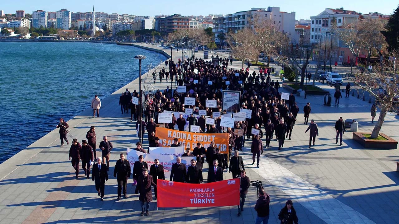 Kadına yönelik şiddete karşı erkekler siyah kıyafet giydi