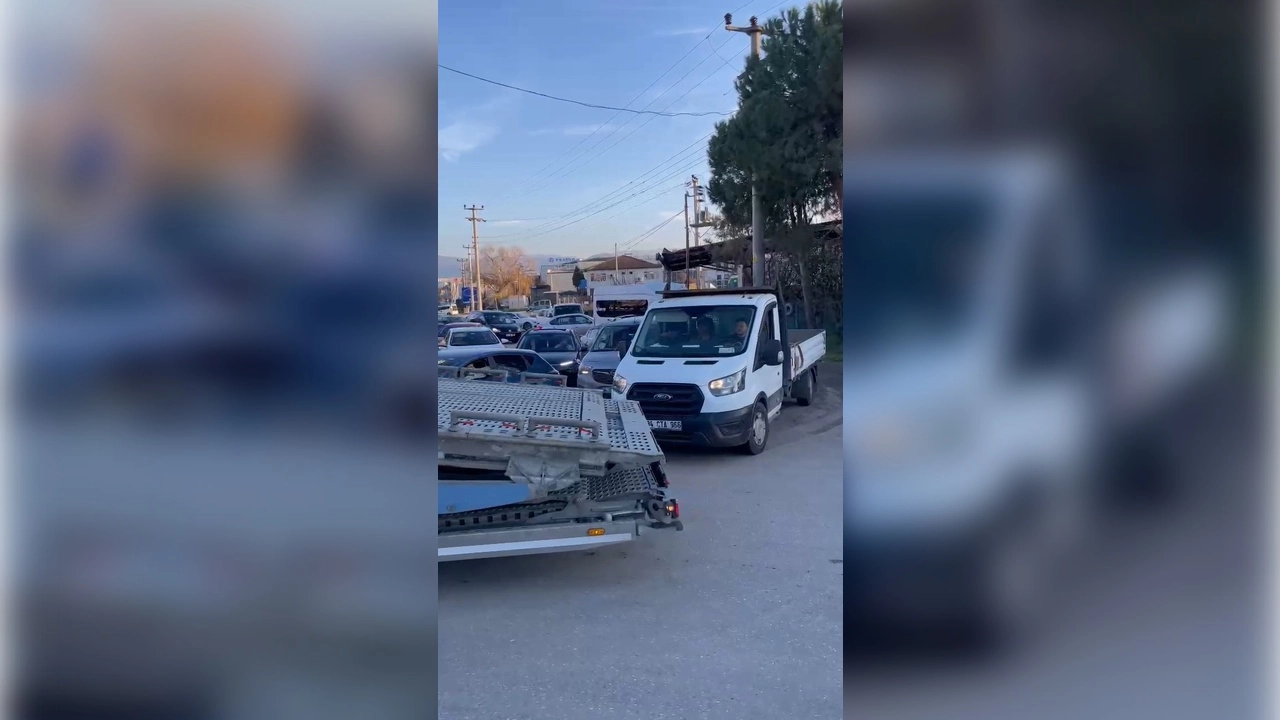 Ters yöne giren araçlar trafiği kilitledi: Ambulans trafikte kaldı