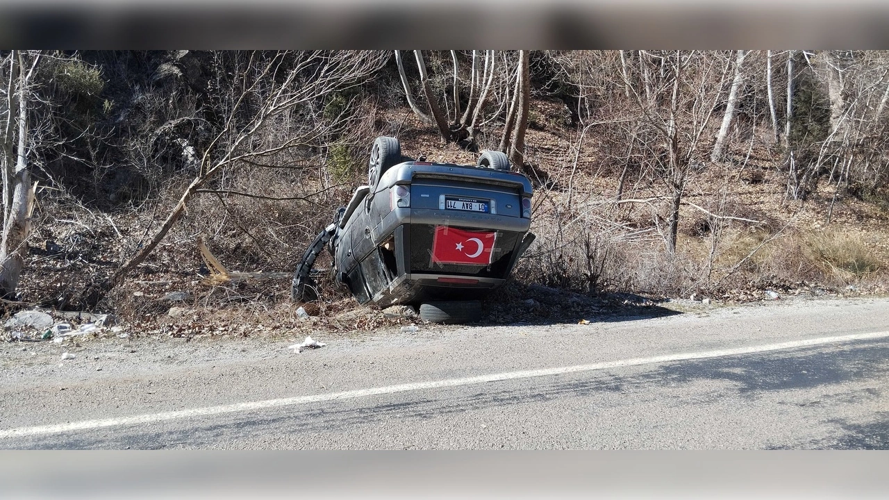 Adana’da trafik kazası: Otomobil takla atıp ters döndü 